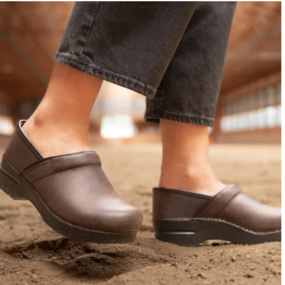 Dansko Brown Leather Clogs Comfortable Durable Design - Picture 1 of 8